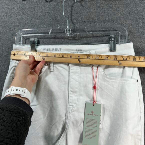 Laurie Felt Regular Daisy Floral Embroidered Ankle Jeans White, Reg 10 - Picture 8 of 14